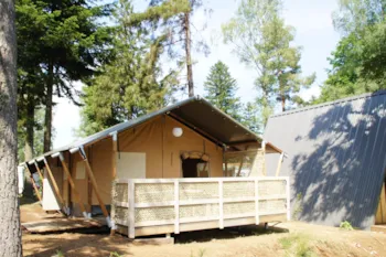 Mietunterkunft - Zelt Safari Premium 35M² (2 Zimmer) + Halbüberdachte Terrasse - Camping Les Murmures du Lignon