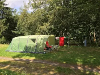 Stellplatz - Stellplatz Privilège > 150M² (Zelt, Wohnwagen, Wohnmobil / Strom 10A) - Camping Les Murmures du Lignon