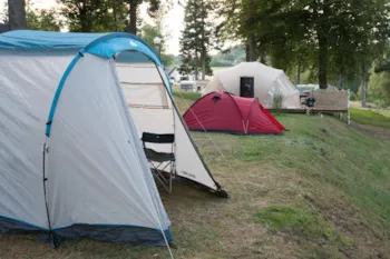 Stellplatz - Stellplatz Pauschale Wanderer Oder Radfahrer Mit Zelt - Camping Les Murmures du Lignon