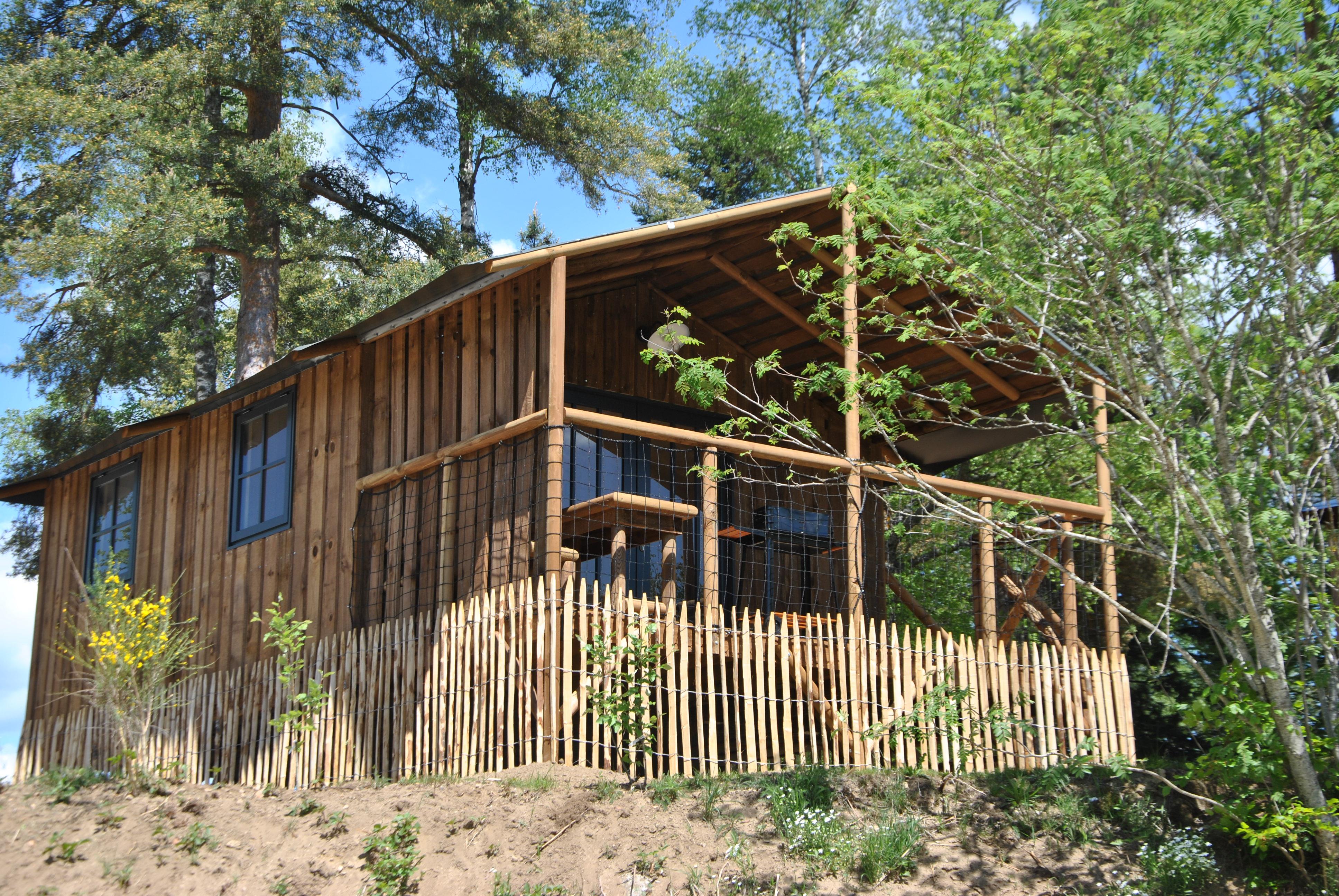 Mietunterkunft - Kleines Hütte Confort+ 20M²  (1 Zimmer) + Überdachte Terrasse - Flower Camping Les Murmures du Lignon