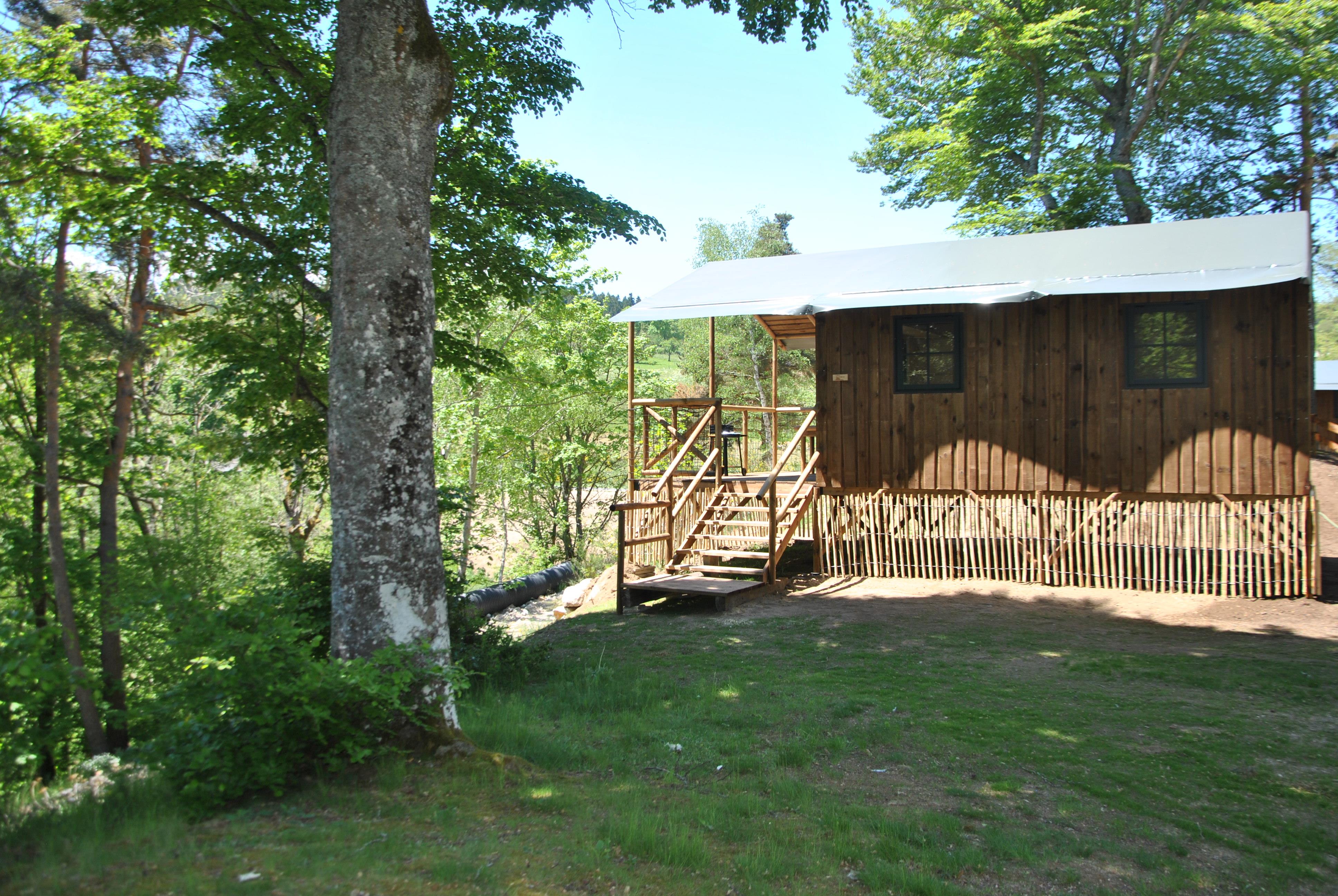 Mietunterkunft - Hütte Confort+ 25M²  (2 Zimmer) + Überdachte Terrasse - Flower Camping Les Murmures du Lignon