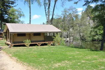 Mietunterkunft - Zelt Safari Trappeur Confort 35M² (2 Zimmer) + Überdachte Terrasse Ohne Sanitäranlagen - Camping Les Murmures du Lignon