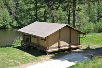 Tent SAFARI TRAPPEUR Confort 35m² ( 2 bedrooms) + sheltered terrace without toilet block