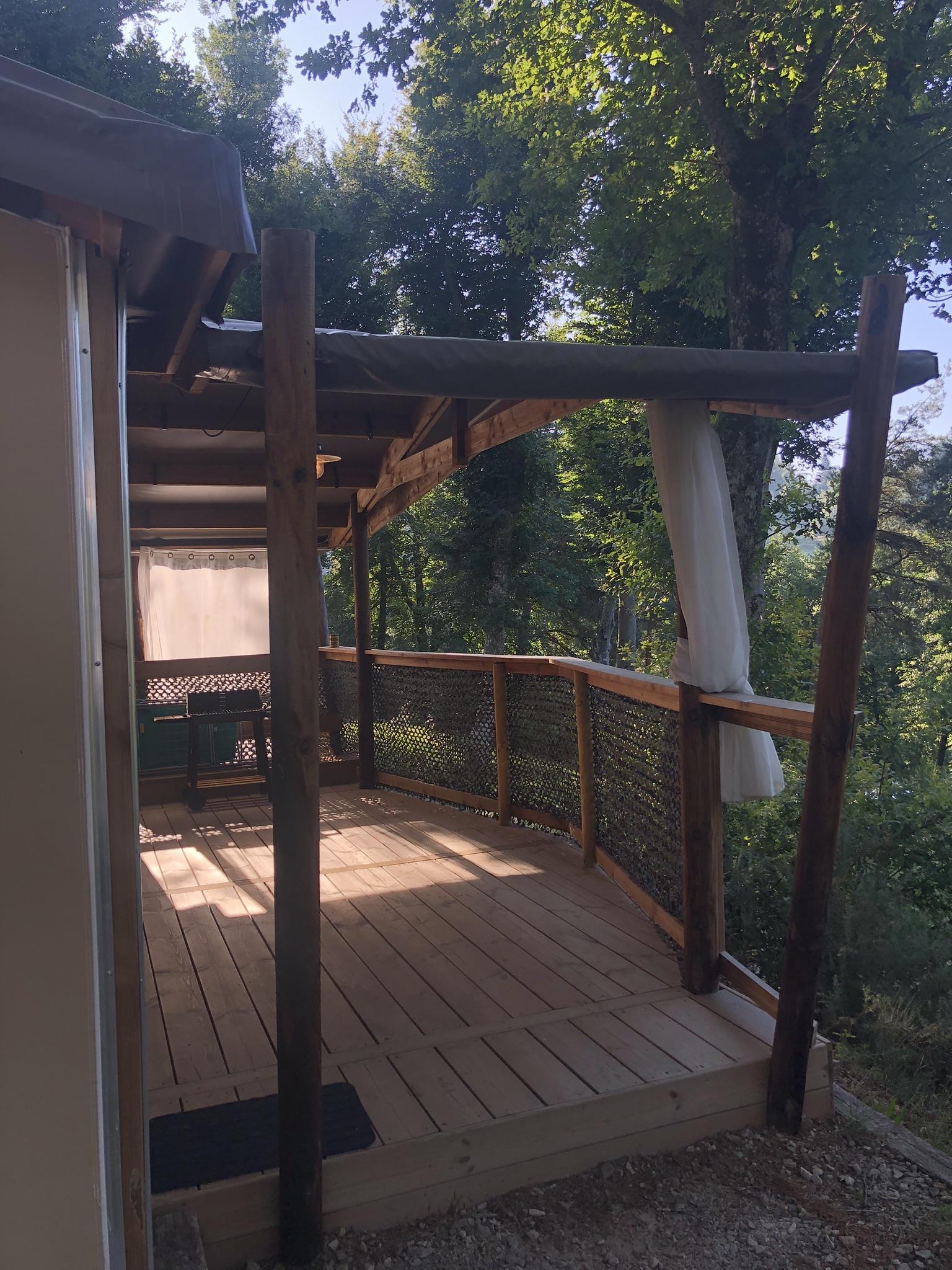 Mietunterkunft - Zelt Safari Cotton Confort+ 32M² (2 Zimmer) + Überdachte Terrasse - Flower Camping Les Murmures du Lignon