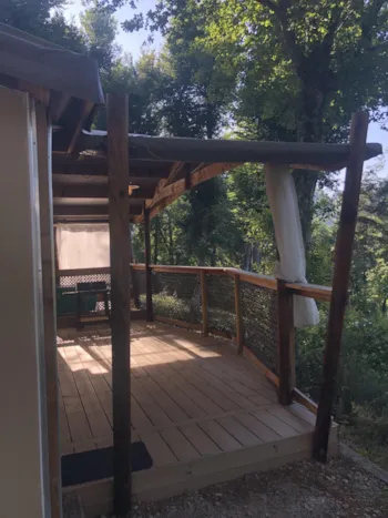 Mietunterkunft - Zelt Safari Cotton Confort 32M² (2 Zimmer) + Überdachte Terrasse - Camping Les Murmures du Lignon