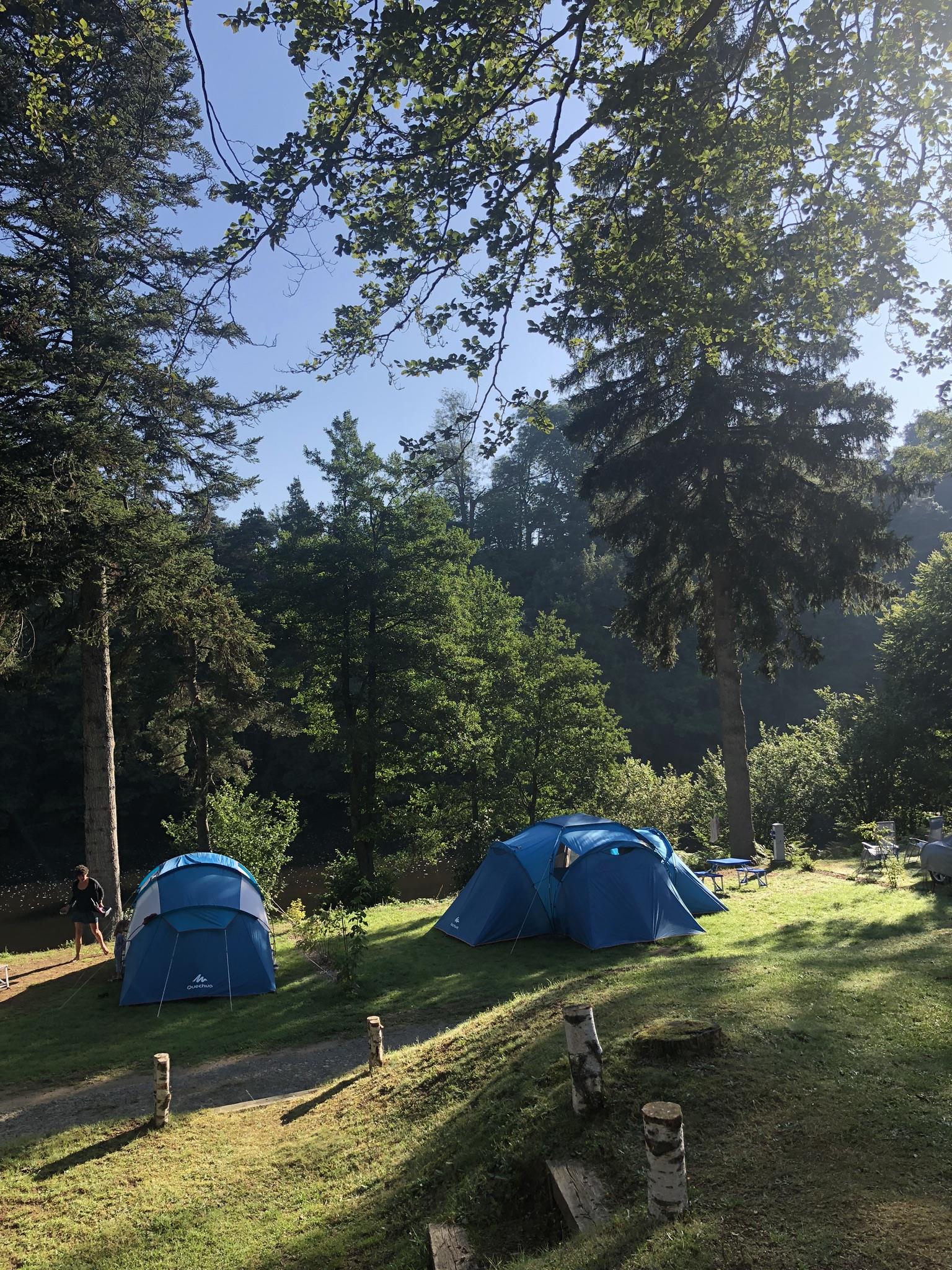 Kampeerplaats - Basisprijs Comfortplaats (1 Tent, Caravan Of Camper / Elektriciteit 10A) - Flower Camping Les Murmures du Lignon