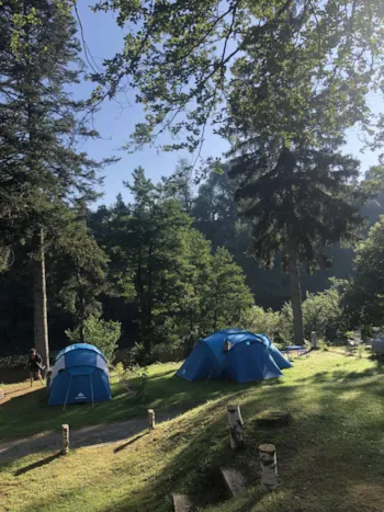 Stellplatz - Stellplatz Confort (Zelt, Wohnwagen, Wohnmobil  / Strom 10A) - Camping Les Murmures du Lignon