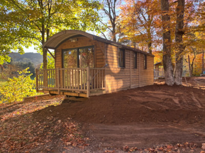 Roulotte 2-4 personnes 2 chambres avec sanitaires + terrasse