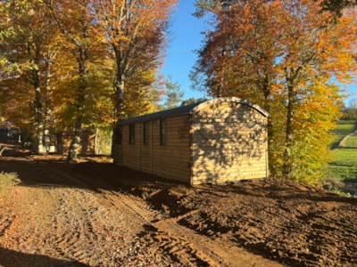 Roulotte 2-4 personnes 2 chambres avec sanitaires + terrasse