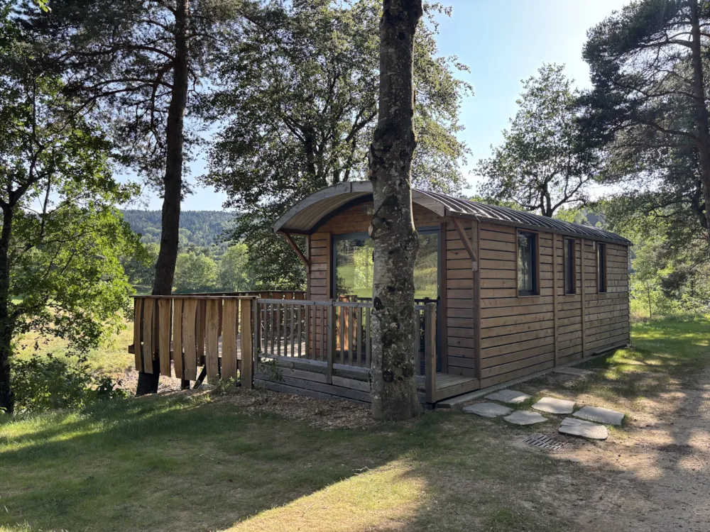 Location - Roulotte 2-4 Personnes 2 Chambres Avec Sanitaires + Terrasse - Camping Les Murmures du Lignon