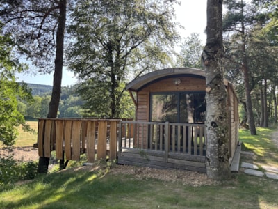 Roulotte 2-4 personnes 2 chambres avec sanitaires + terrasse