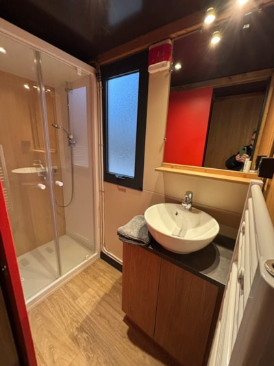 Roulotte 2-4 personnes 2 chambres avec sanitaires + terrasse