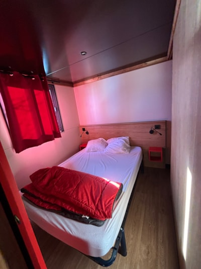 Roulotte 2-4 personnes 2 chambres avec sanitaires + terrasse