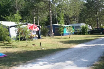 Stellplatz - Stellplatz Nature (Zelt, Wohnwagen, Wohnmobil / 1 Auto) - Camping les Arcades