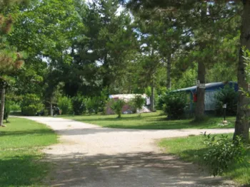 Stellplatz - Stellplatz Komfort 2 Pax (Zelt, Wohnwagen, Wohnmobil / 1 Auto / Strom 10A) - Camping les Arcades