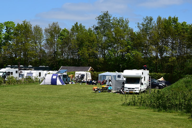 Standplaats + tent, caravan of camper met privé sanitair