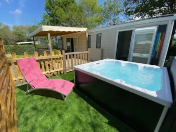 Mietunterkunft - Mobilheim Premium 40M² 2 Zimmer 4/6 Pers. + Spa - CAMPING PARADIS- Camping de La Motte