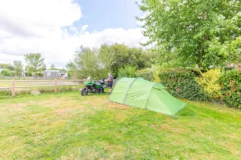 Stellplatz - Parcel·La Paquet Excursionista Caminant O Ciclista Amb Botiga - CAMPING PARADIS- Camping de La Motte