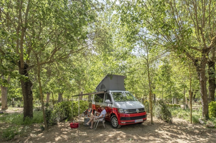 Emplacement Voiture + Caravane Ou Camping-Car (Les Tentes Ne Sont Pas Autorisées)