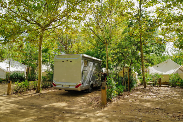 Emplacement Premium Pour Caravane Ou Camping-Car (Les Tentes Ne Sont Pas Autorisées)