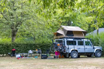 Stellplatz - Pitch On Grass With Electricity - For Tent With Car Or Van (Up To 6M Long) - Camping des Gayeulles