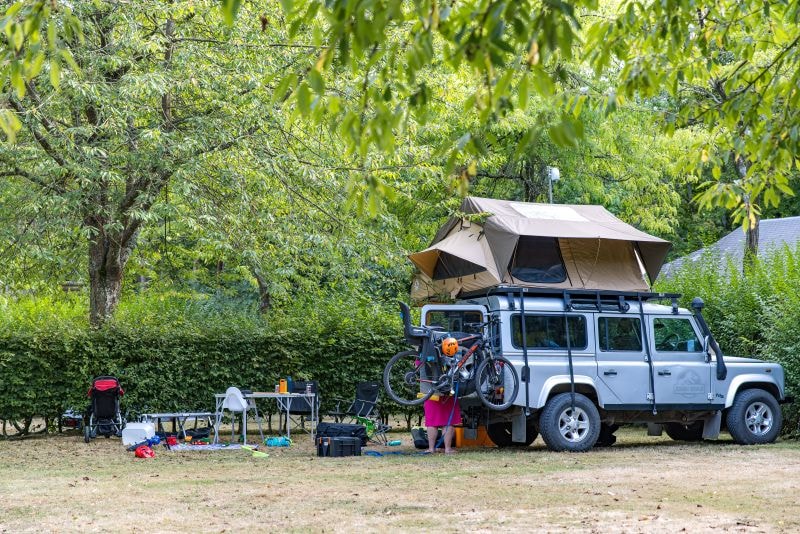 Pitch on grass WITH electricity - for tent with car OR van (up to 6m long)