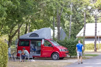 Stellplatz - Stabilised Pitch With Water And Electricity For Caravan Camping-Car, Van - Camping des Gayeulles
