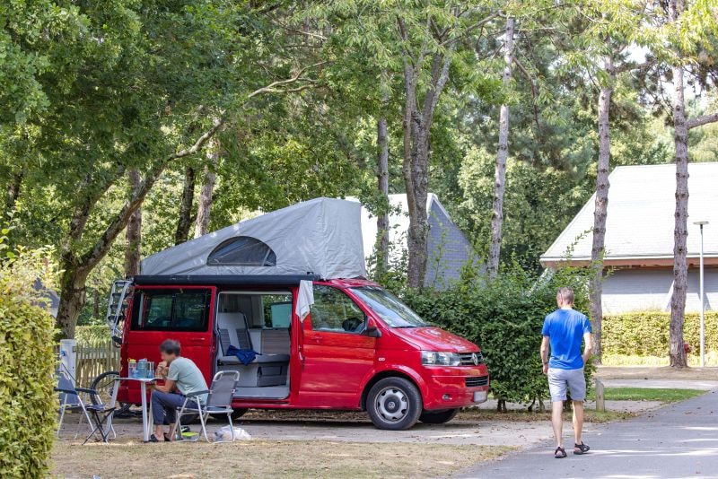 Emplacement stabilisé AVEC eau et électricité pour caravane, camping-car, van