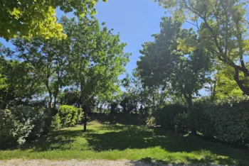 Stellplatz - Stellplatz Grand Confort : Auto + Zelt/Wohnwagen Oder Wohnmobil + Strom - Camping le Dolium