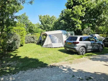 Stellplatz - Stellplatz Confort : Auto + Zelt/Wohnwagen Oder Wohnmobil + Strom - Flower Camping le Dolium