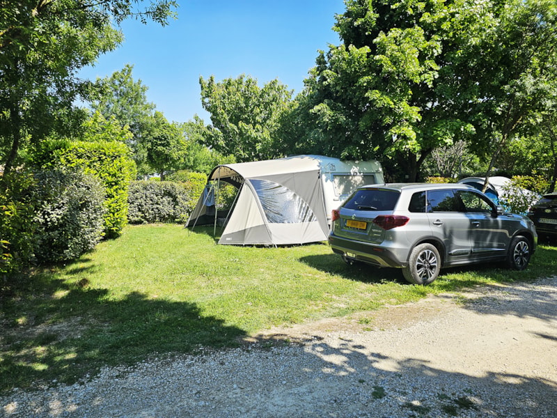 Stellplatz Confort : Auto + Zelt/Wohnwagen oder Wohnmobil + Strom