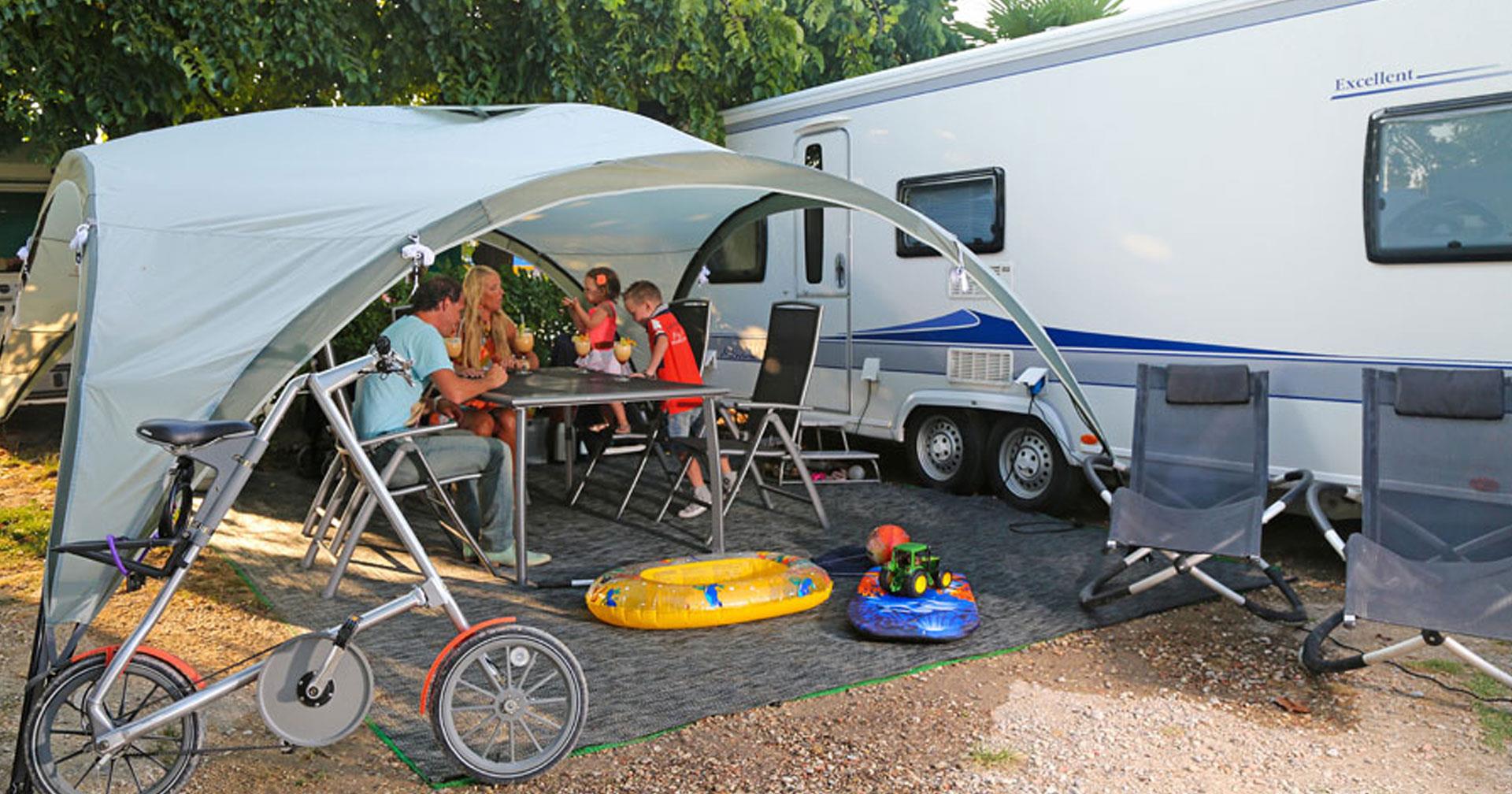 Emplacement - Emplacement + 1 Voiture + Tente, Caravane Ou Camping-Car + Électricité - Camping Butterfly