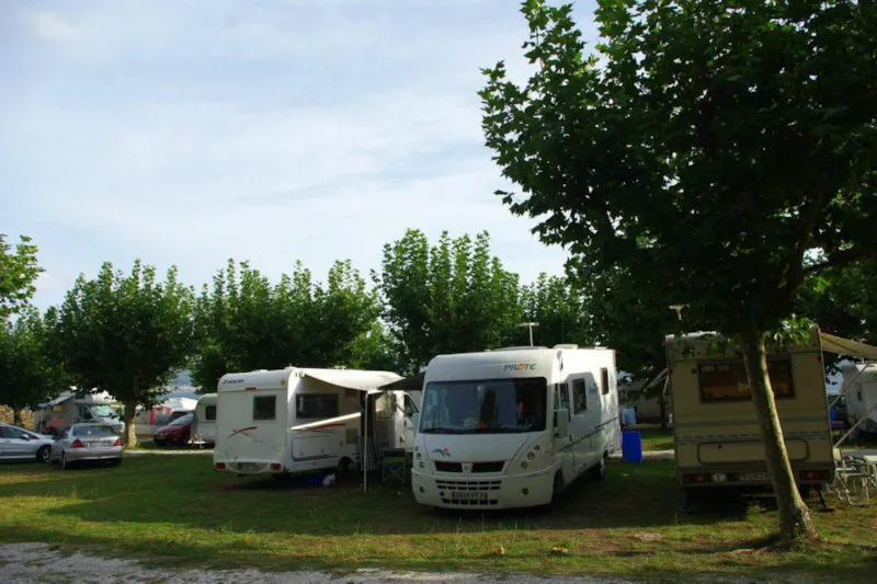 Emplacement 1 Tente, Caravane Ou Camping-Car / 1 Voiture