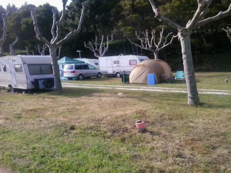 Emplacement 1 Tente, Caravane Ou Camping-Car / 1 Voiture