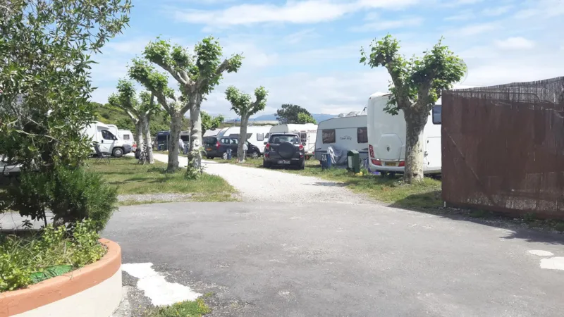 Emplacement 1 Tente, Caravane Ou Camping-Car / 1 Voiture