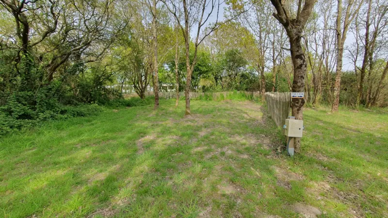 Emplacement + 1 Voiture - 100M²