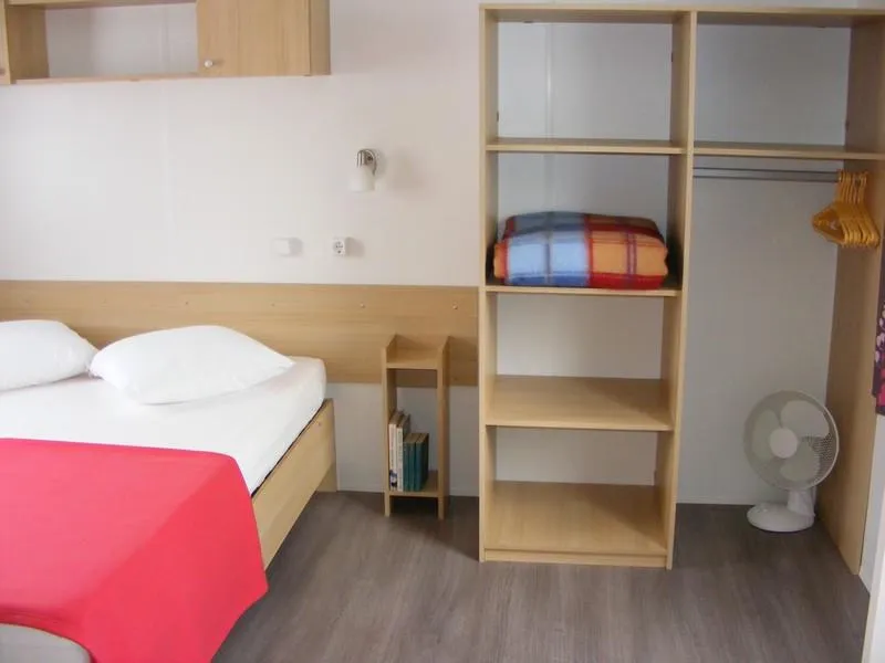 Mobil-Home N°134 - 34M² - 2 Chambres-4 Personnes Maximum-Année 2012-Terrasse Couverte-Adapté Pmr