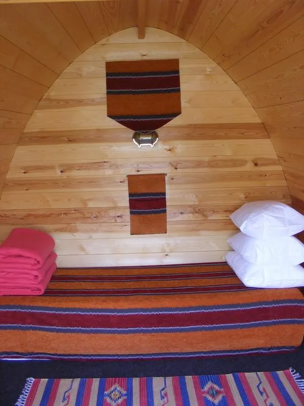 Pod, Cabane En Bois - Campement Jusqu'à 3 Pers Maximum - 2,50 X 3,90M Haut 2,70M + Terrasse - Nuitée : Arrivée Partir De 15 H 00 Départ Au Plus Tard 11 H 00 - Sanitaires À Environ 80 M - Douche 1 € -