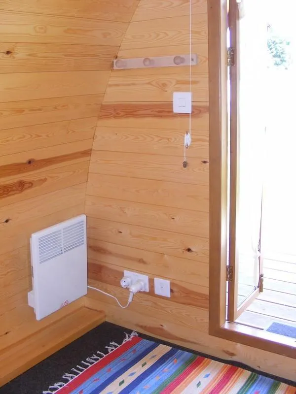 Pod, Cabane En Bois - Campement Jusqu'à 3 Pers Maximum - 2,50 X 3,90M Haut 2,70M + Terrasse - Nuitée : Arrivée Partir De 15 H 00 Départ Au Plus Tard 11 H 00 - Sanitaires À Environ 80 M - Douche 1 € -
