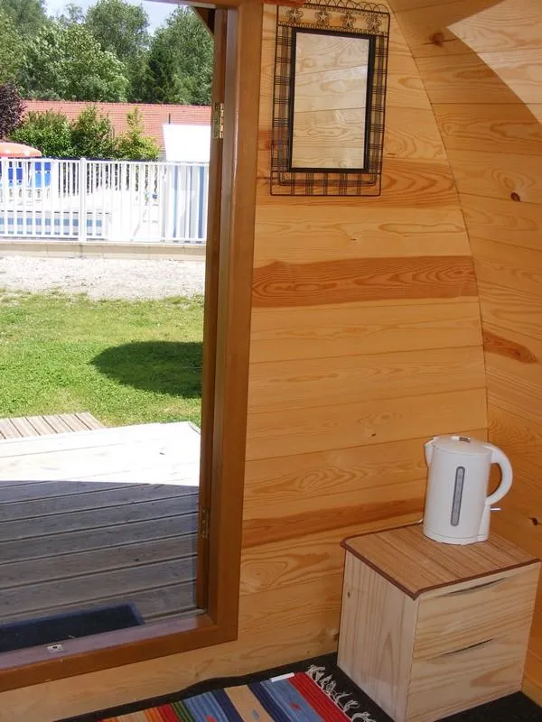 Pod, Cabane En Bois - Campement Jusqu'à 3 Pers Maximum - 2,50 X 3,90M Haut 2,70M + Terrasse - Nuitée : Arrivée Partir De 15 H 00 Départ Au Plus Tard 11 H 00 - Sanitaires À Environ 80 M - Douche 1 € -