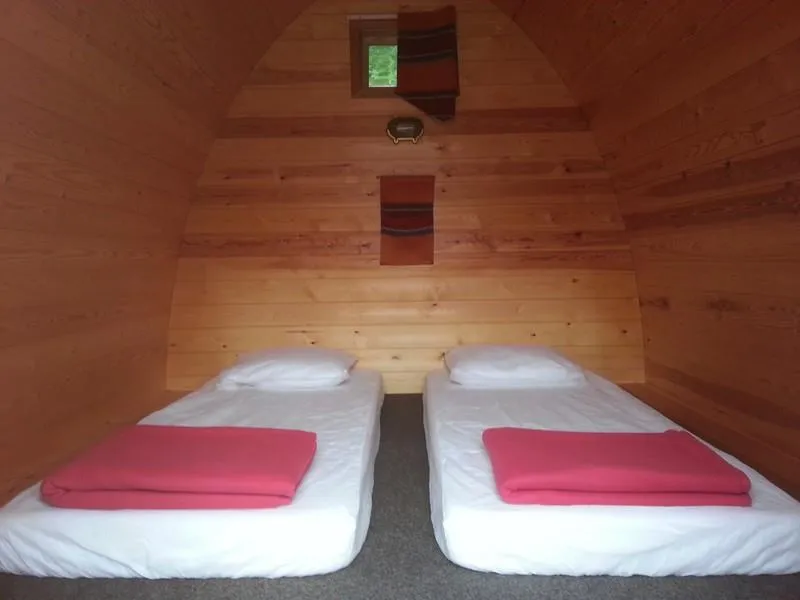 Pod, Cabane En Bois - Campement Jusqu'à 3 Pers Maximum - 2,50 X 3,90M Haut 2,70M + Terrasse - Nuitée : Arrivée Partir De 15 H 00 Départ Au Plus Tard 11 H 00 - Sanitaires À Environ 80 M - Douche 1 € -