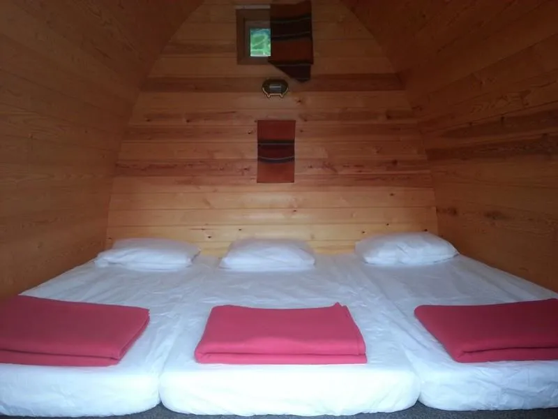 Pod, Cabane En Bois - Campement Jusqu'à 3 Pers Maximum - 2,50 X 3,90M Haut 2,70M + Terrasse - Nuitée : Arrivée Partir De 15 H 00 Départ Au Plus Tard 11 H 00 - Sanitaires À Environ 80 M - Douche 1 € -