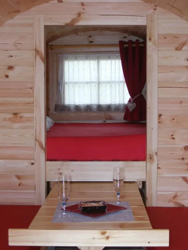 Tonneau Nature Lodge - Hébergement Insolite - Campement - Nuitée : Arrivée Partir De 15H 00 Départ Le Lendemain Au Plus Tard 11 H 00 - Sanitaires À Environ 80 M - Douche : 1 € (Monnayeur) 5 Mn -