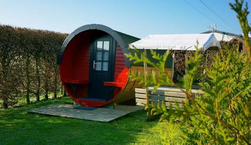 Location - Tonneau Nature Lodge - Hébergement Insolite - Campement - Nuitée : Arrivée Partir De 15H 00 Départ Le Lendemain Au Plus Tard 11 H 00 - Sanitaires À Environ 80 M - Douche : 1 € (Monnayeur) 5 Mn - - Camping Des Trois Tilleuls