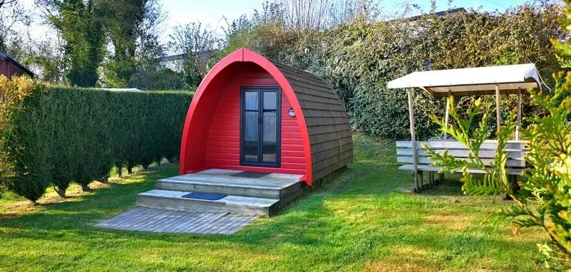 Location - Pod, Cabane En Bois - Campement Jusqu'à 3 Pers Maximum - 2,50 X 3,90M Haut 2,70M + Terrasse - Nuitée : Arrivée Partir De 15 H 00 Départ Au Plus Tard 11 H 00 - Sanitaires À Environ 80 M - Douche 1 € - - Camping Des Trois Tilleuls