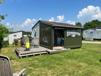 Mietunterkunft - Tithome 2 Chambres Sans Sanitaires, Coin Cuisine Avec Frigo, Terrasse Bois Couverte Et Fermée - Camping Les Prairies de L'Etang