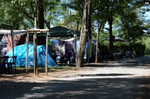 Pitch - Pitch + Vehicle + Electricity 10A - image n°1 - Camping Le Grillou