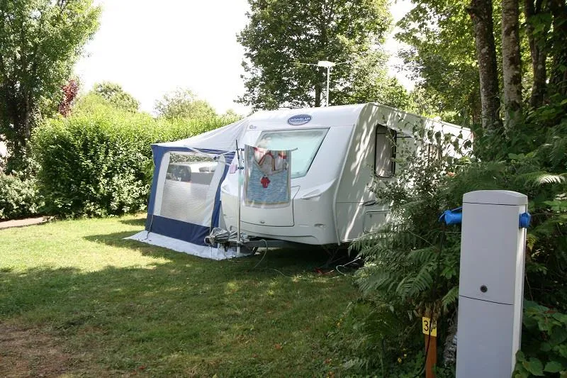 Pakket Confort : Standplaats: auto + tent / caravan of kampeerauto + elektriciteit 10A