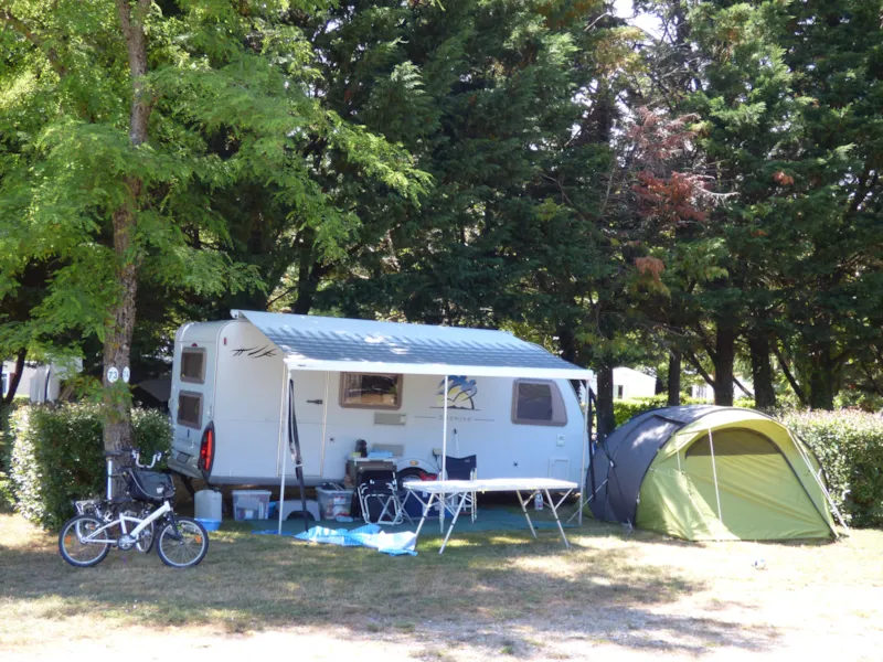 Emplacement Confort Avec Éléctricité 6A, Camping-Car Ou Voiture + Tente/Caravane