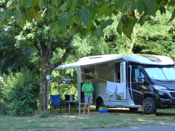 Emplacement Confort Avec Éléctricité 6A, Camping-Car Ou Voiture + Tente/Caravane + 2 Pers